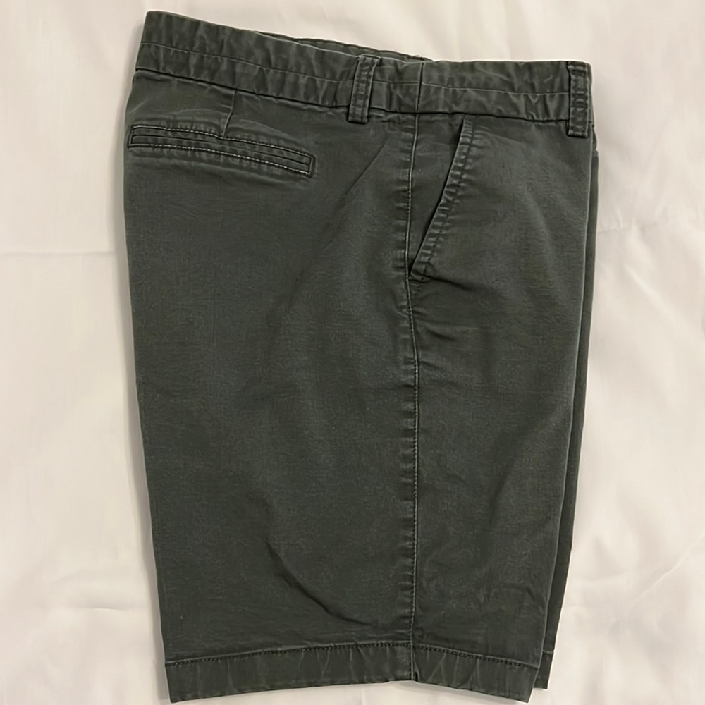 Gap khakis city 9 inch Bermuda Short Army Olive Green